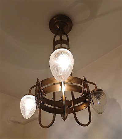 LAMPADARIO DECO' A TRE LUCI IN METALLO BRUNITO DECORATO A MEDAGLIONI E...
