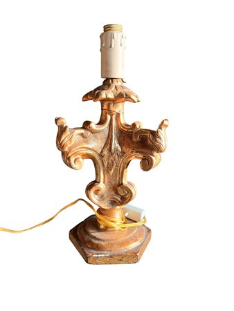 ANTICO PORTACERO IN LEGNO INTAGLIATO E DORATO CON BASE ESAGONALE IN SEGUITO...