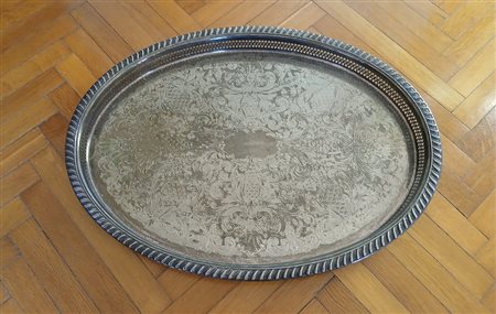 VASSOIO OVALE IN METALLO ARGENTATO SBALZATO E CESELLATO CM.55X41X4