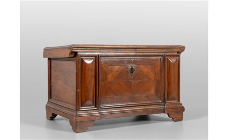 Cassina lastronata in noce, sec.XVIII<br>cm. 