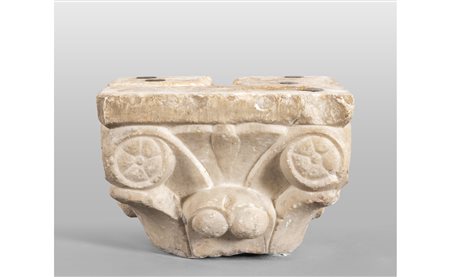 Capitello medioevale in marmo greco, 