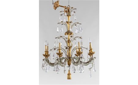 Lampadario a otto luci in legno intagliato e 