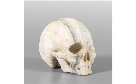Teschio, scultura in marmo bianco venato, 