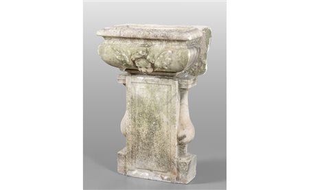 Acquamanile in marmo decorato al centro con 