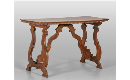 Tavolo a fratina in noce con gambe raccordate da 