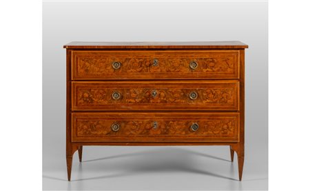 Comò Luigi XVI a tre cassetti lastronato in noce 