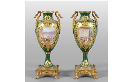 Coppia di vasi in porcellana verde decorati con 