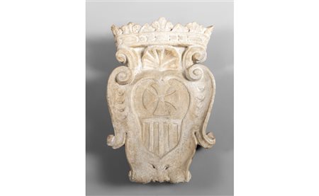 Stemma nobiliare in marmo scolpito, 