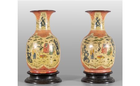 Coppia di vasi in terracotta decorati in 