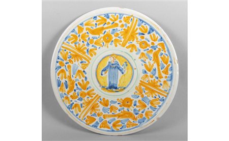 Piatto in maiolica decorato in policromia a 