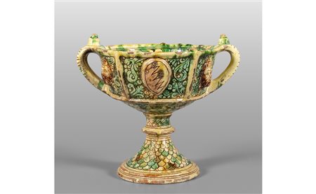 Coppa in maiolica graffita decorata con cervo nel 