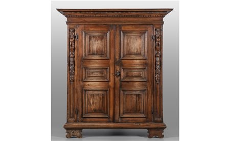 Armadio Luigi XIV in noce, montanti scolpiti a 