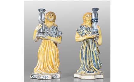Coppia di angeli reggicandela in maiolica 
