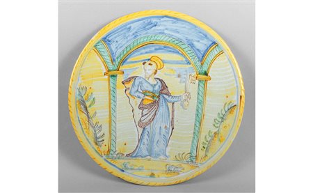 Piatto in maiolica decorato in policromia con 