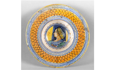 Piatto in maiolica policroma con tesa dipinta a 