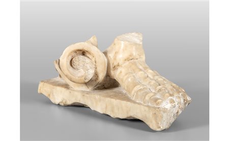 Frammento in marmo bianco raffigurante un piede, 