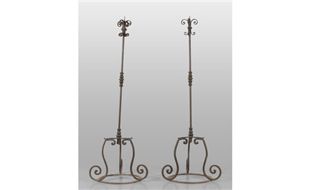 Coppia di torciere in ferro con nodi centrali in 