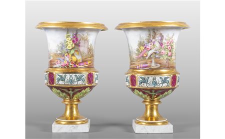 Coppia di vasi in porcellana policroma decorati 