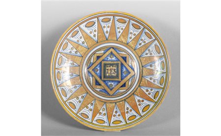 Piatto in maiolica con decorazioni a lustro con 