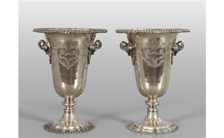 Coppia di vasi in argento con decorazioni 