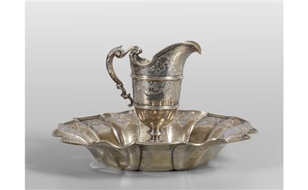 Acquamanile con vassoio in argento, ricca 