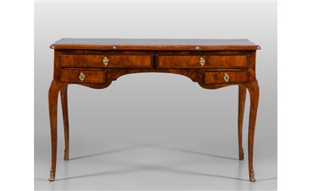 Scrivania Luigi XV a quattro cassetti lastronata 