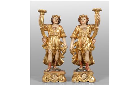 Coppia di cornucopie in legno finemente 