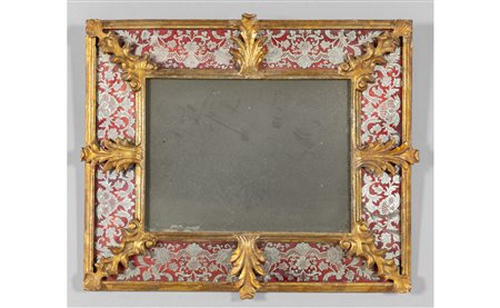 Specchiera in legno finemente intagliato e dorato 