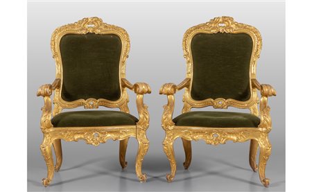 Coppia di poltrone Luigi XV in legno intagliato e 