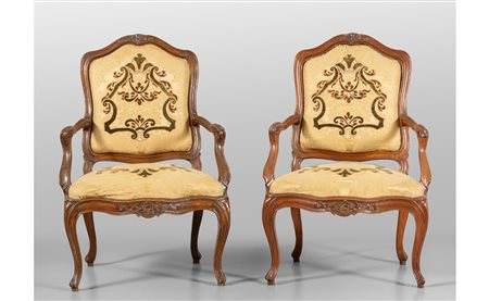 Coppia di poltrone Luigi XV in noce finemente 