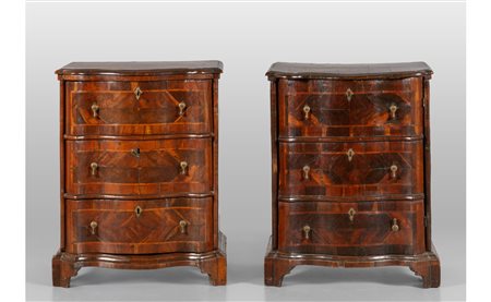 Coppia di comodini Luigi XIV lastonati in noce e 