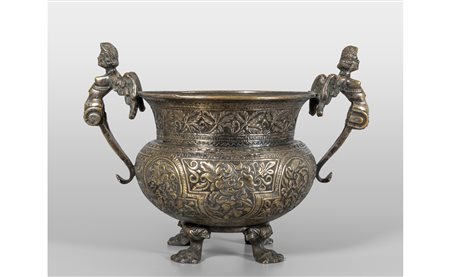 Vaso in bronzo cesellato a motivi vegetali, piedi 