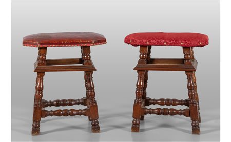 Coppia di sgabelli a rocchetto in noce ricoperti 