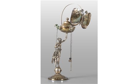 Lampada in argento sbalzato raffigurante figura 