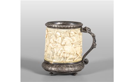 Boccale in avorio scolpito con applicazioni in 