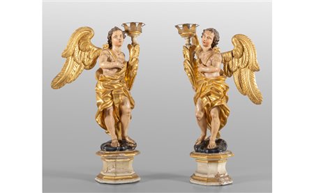 Coppia di angeli portacero in legno intagliato e 