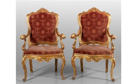 Coppia di poltrone Luigi XV in legno finemente 