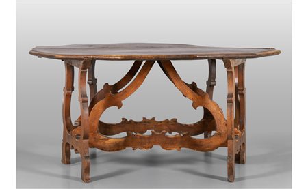 Coppia di mezzi tavoli Luigi XIV in noce con 