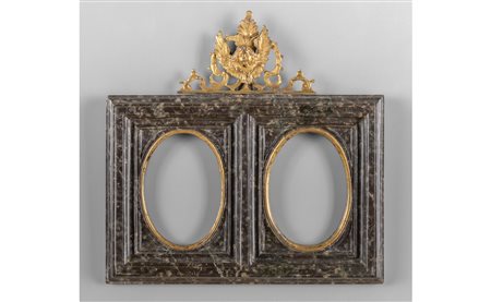 Cornice in marmo con cimasa in bronzo cesellata e 