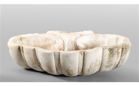 Vasca a forma di conchiglia in marmo bianco 