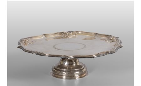 Alzata in argento con bordo decorato con pellacce 