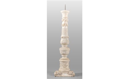 Grande candelabro in marmo scolpito a tutto tondo 