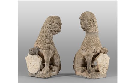 Leoni rampanti con scudi nobiliari, coppia di 