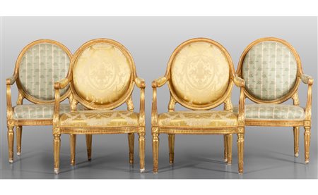 Quattro poltrone Luigi XVI in legno finemente 