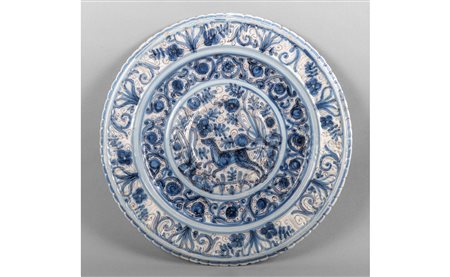 Piatto in maiolica a decoro calligrafico bianco e 