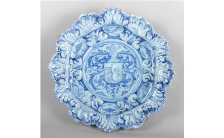 Piatto in maiolica a modello argenteria con 