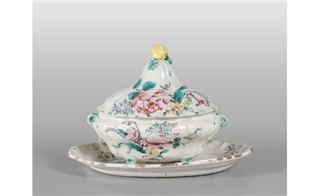 Zuppiera con piatto in maiolica policroma 