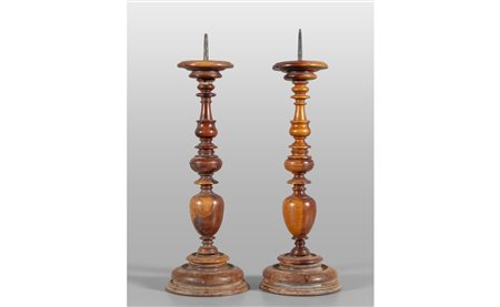 Coppia di candelieri in noce a rocchetto, 