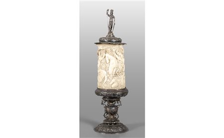 Importante tankard in avorio scolpito montato in 