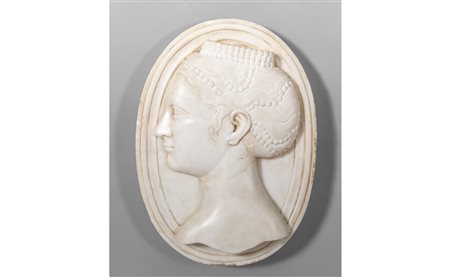 Profilo di donna con perle<br>altorilievo in 